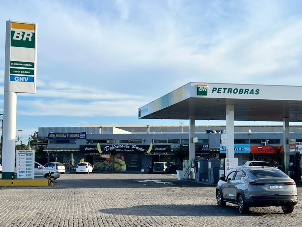 bandeira e totem do posto lagomar no moreira cabral